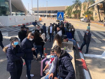 اكثر من 280 طالب عربي عالقون في مطار اللد